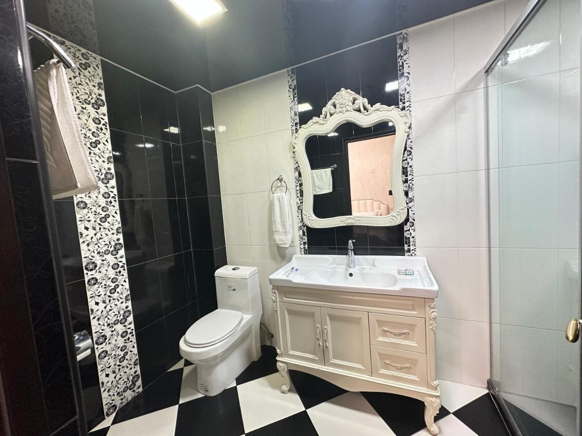 Royal Renaysance Hotel Jerevan Buitenkant foto