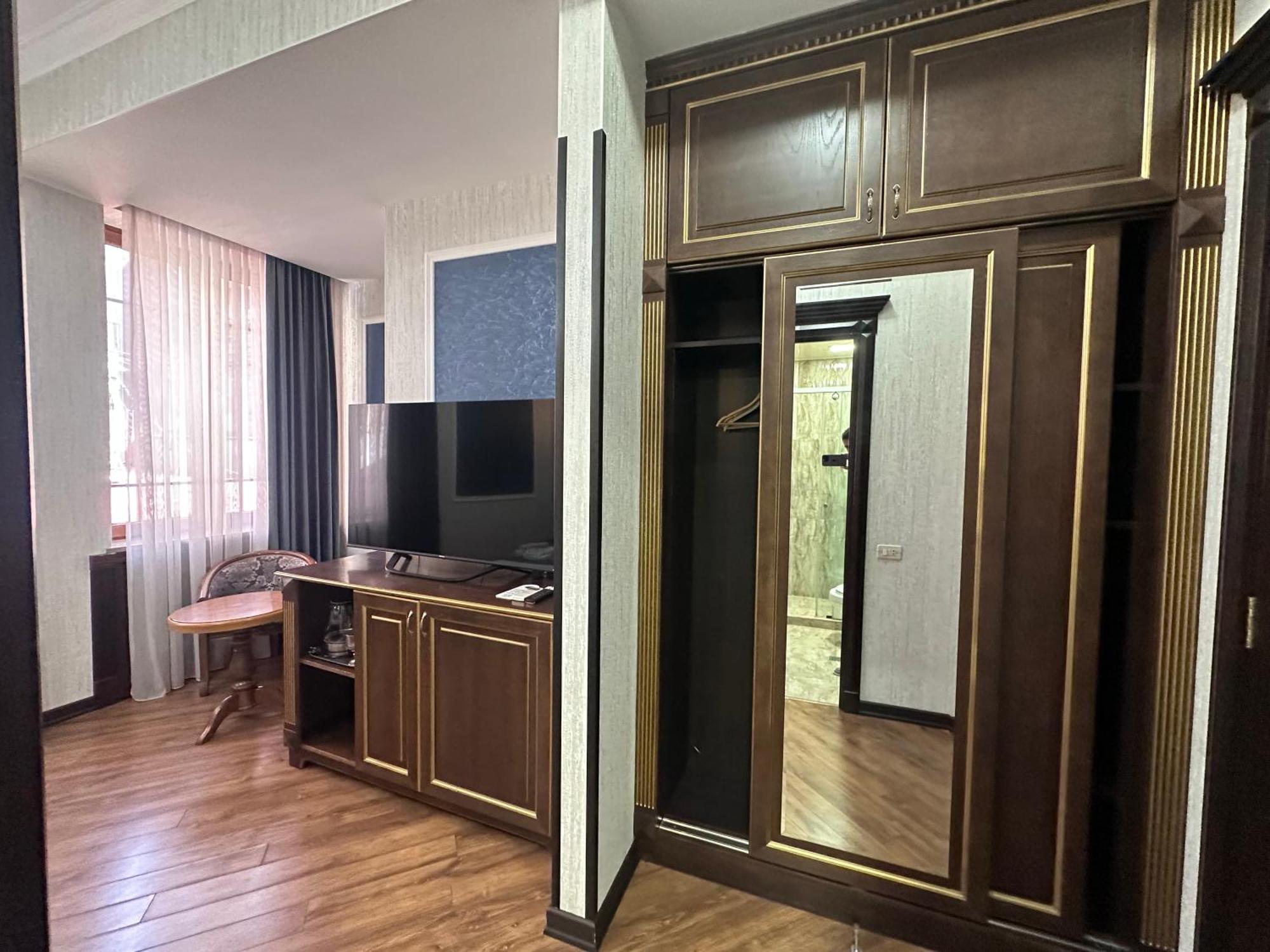 Royal Renaysance Hotel Jerevan Buitenkant foto