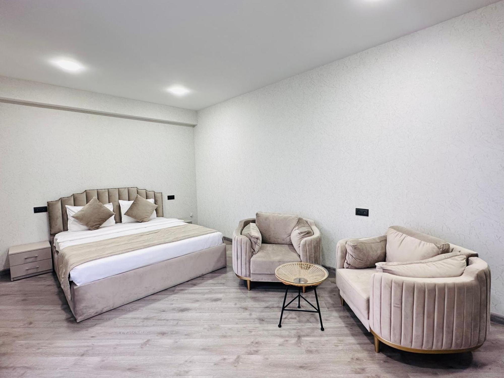 Royal Renaysance Hotel Jerevan Buitenkant foto