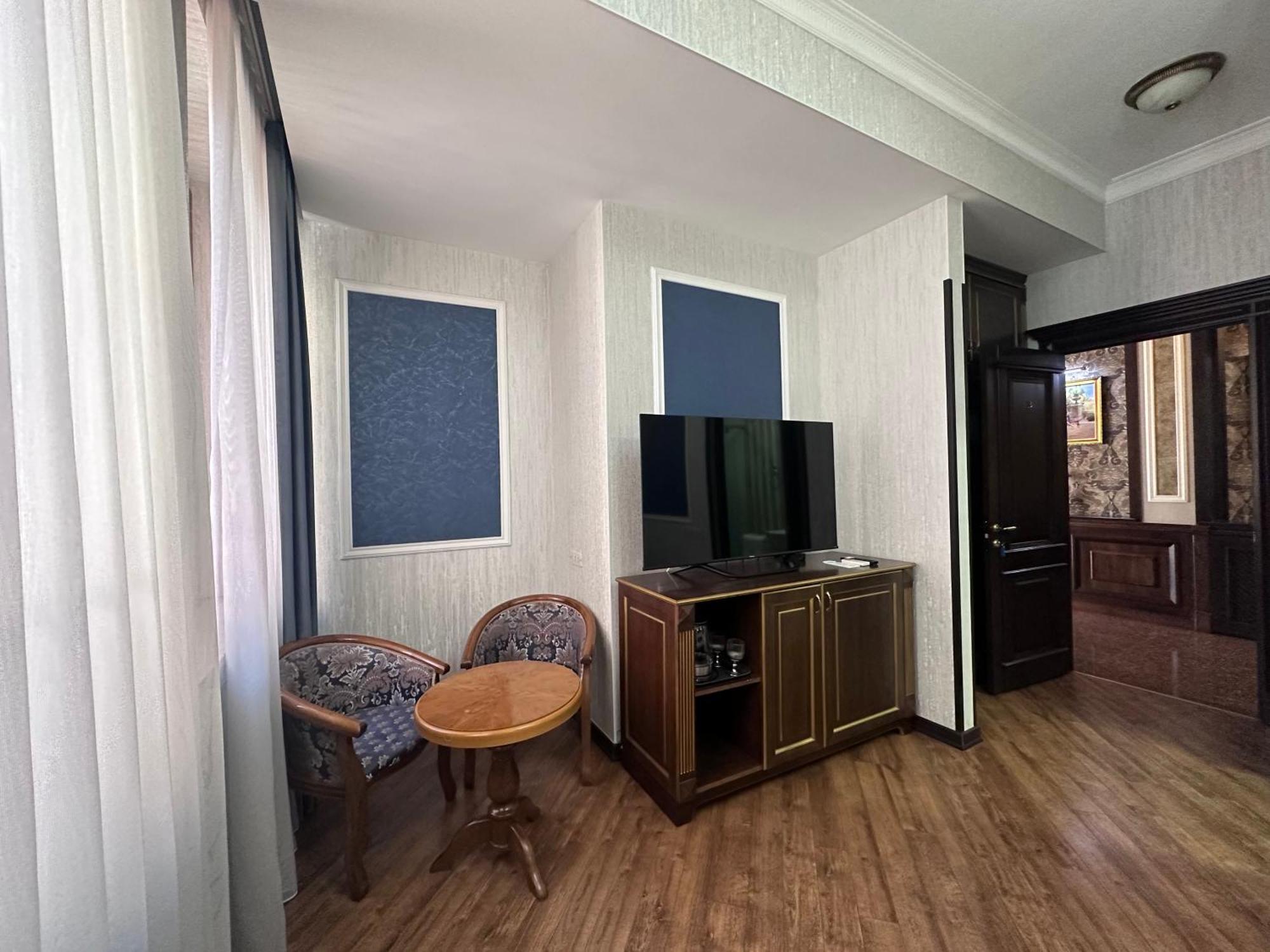 Royal Renaysance Hotel Jerevan Buitenkant foto